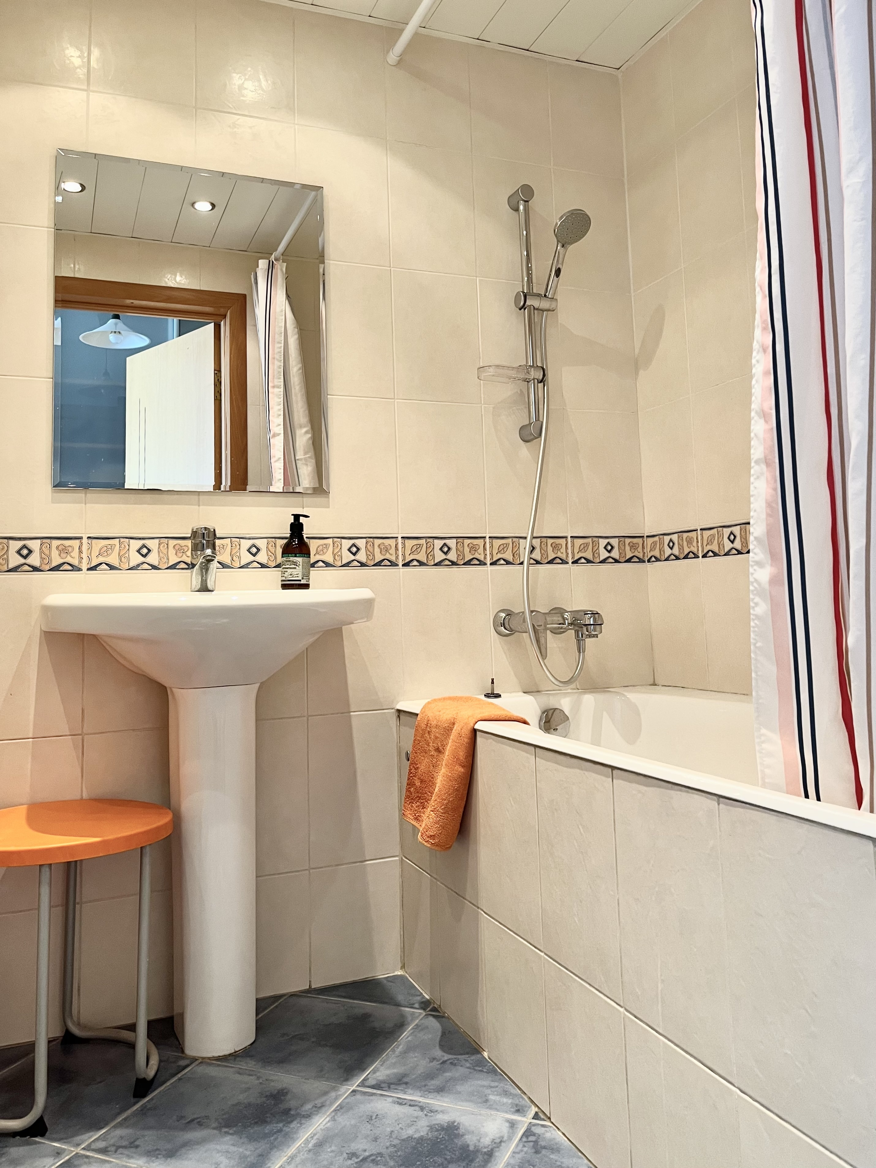 Сдам двухкомнатную квартиру на г Москва, Жемчуговой аллея, д 5 к 4, метро Новогиреево, г. Москва