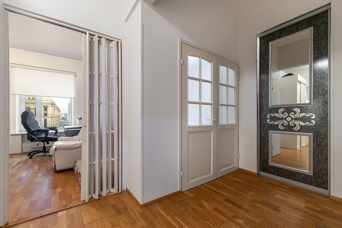 Продается четырехкомнатная квартира на г Москва, Кутузовский пр-кт, д 4/2, метро Кутузовская, г. Москва