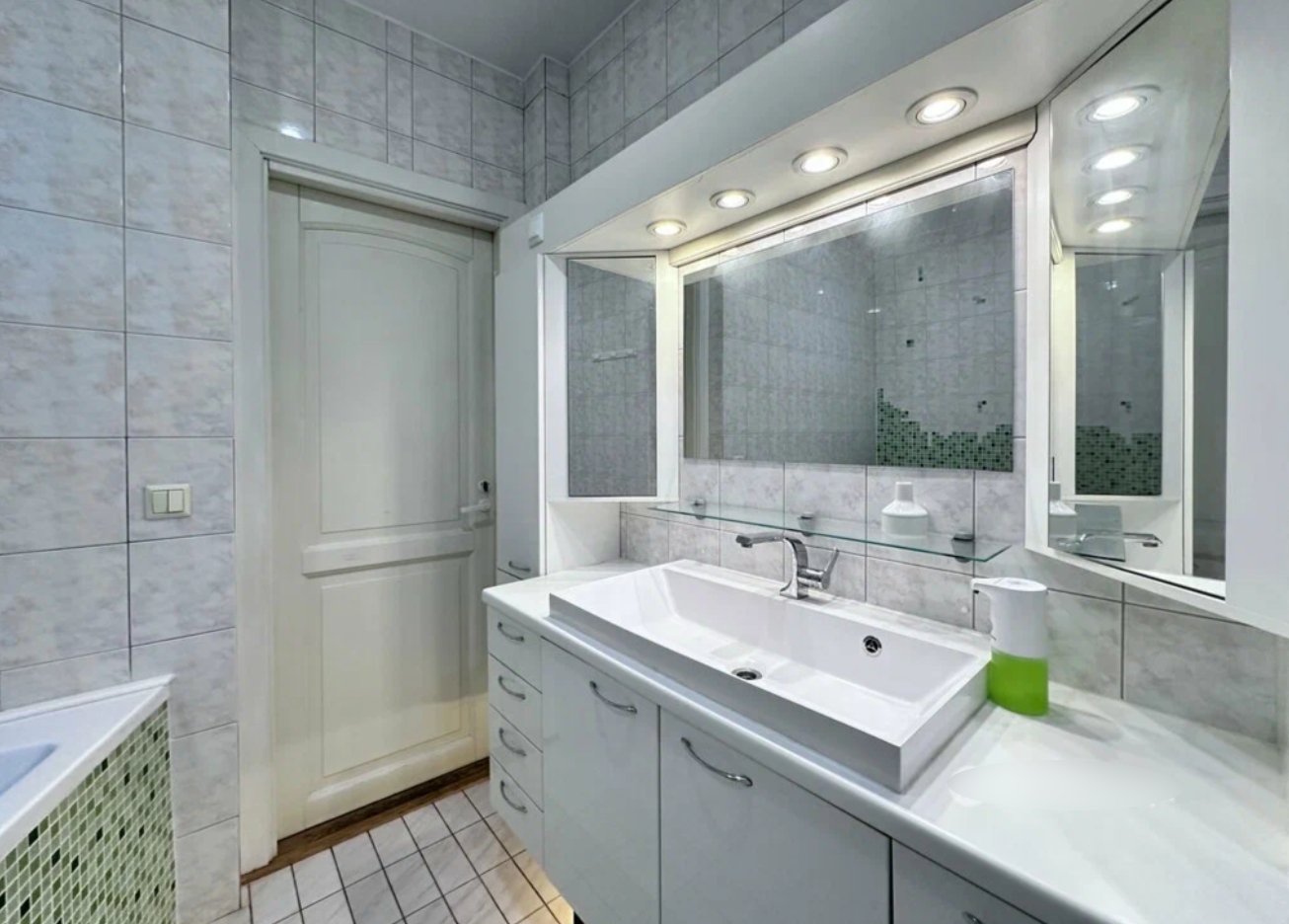 Продается 4-к квартира на г Москва, Кутузовский пр-кт, д 4/2, метро Кутузовская, г. Москва