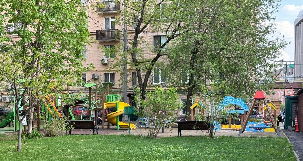 Сдаю трехкомнатную квартиру на улица Бурденко, 8/1, метро Парк культуры, г. Москва