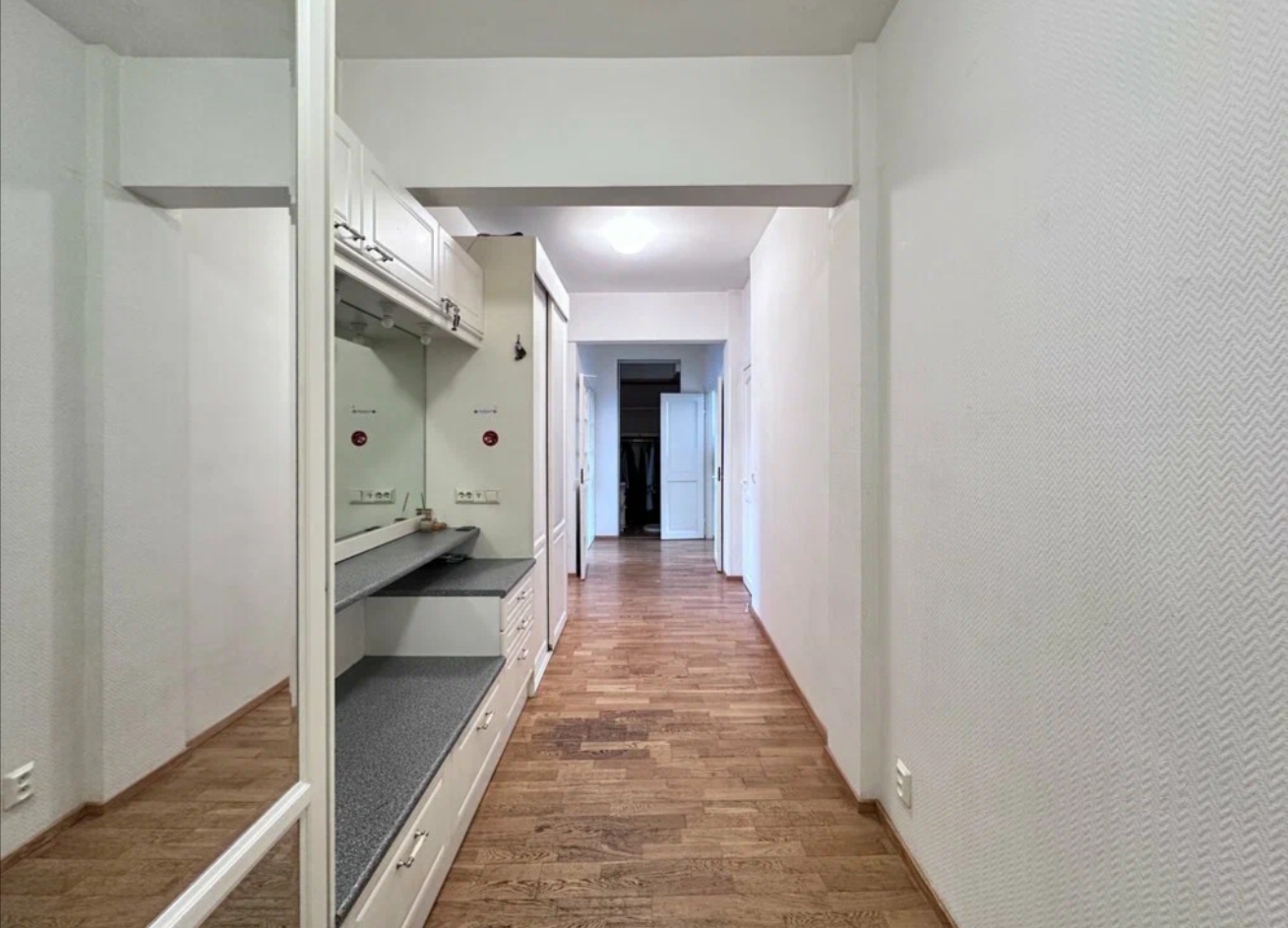 Продать четырехкомнатную квартиру на г Москва, Кутузовский пр-кт, д 4/2, метро Киевская, г. Москва