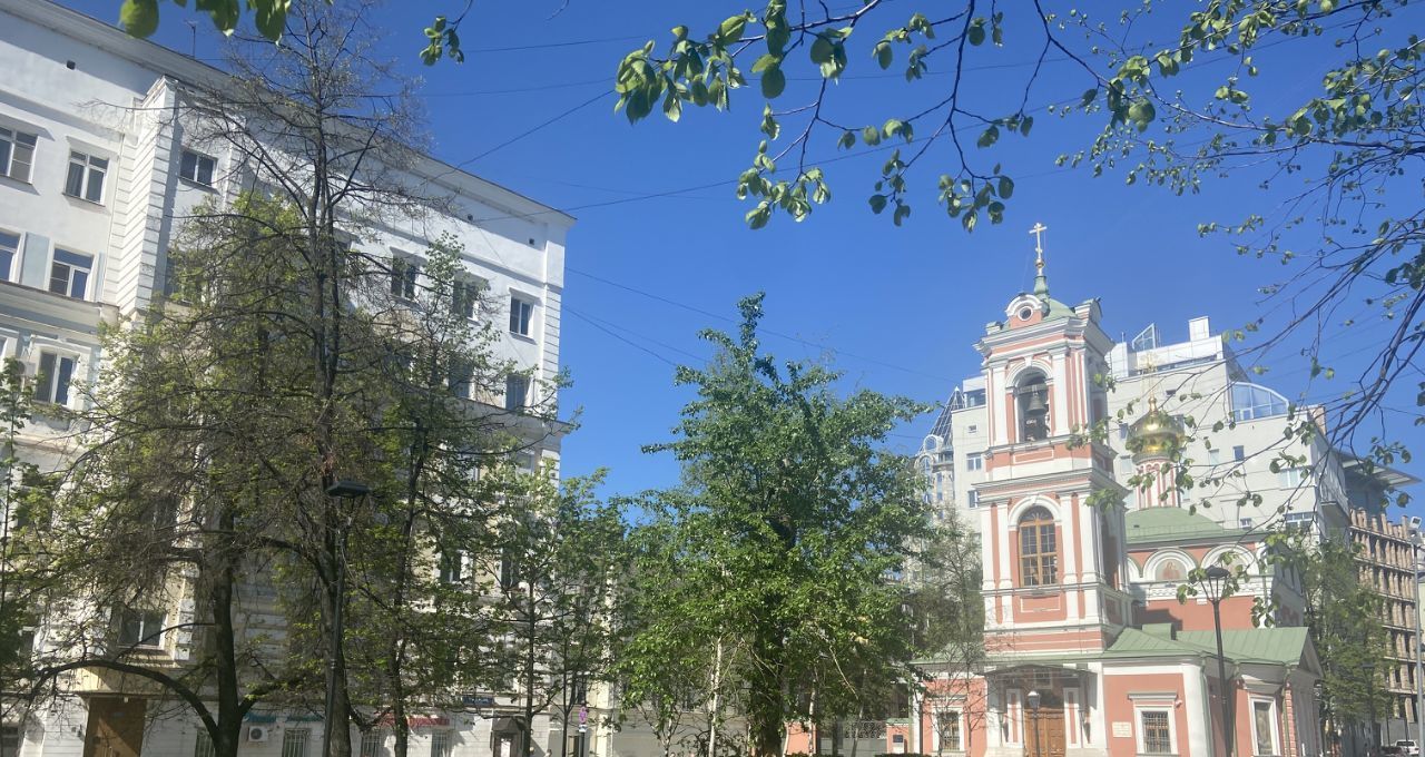Сдается двухкомнатная квартира на Вознесенский переулок, 16/4, метро Театральная, г. Москва