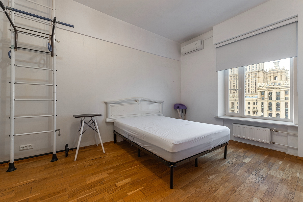 Продаю 4-к квартиру на г Москва, Кутузовский пр-кт, д 4/2, метро Выставочная, г. Москва