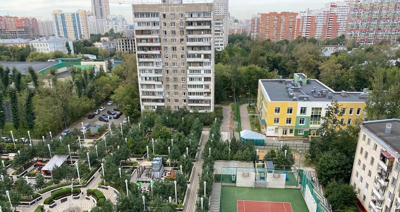 Сдаю трехкомнатную квартиру на бульвар Генерала Карбышева, 15, метро Зорге, г. Москва