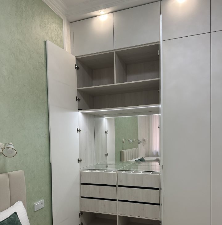 Снять четырехкомнатную квартиру на Садовая-Каретная улица, 20С1, метро Новослободская, г. Москва