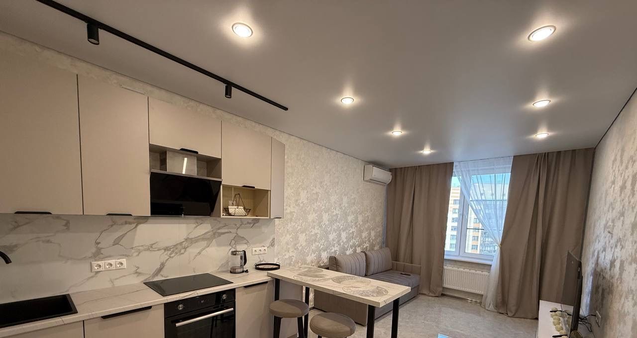 Сдается трехкомнатная квартира на улица Анны Ахматовой, 11к3, метро Рассказовка, г. Москва