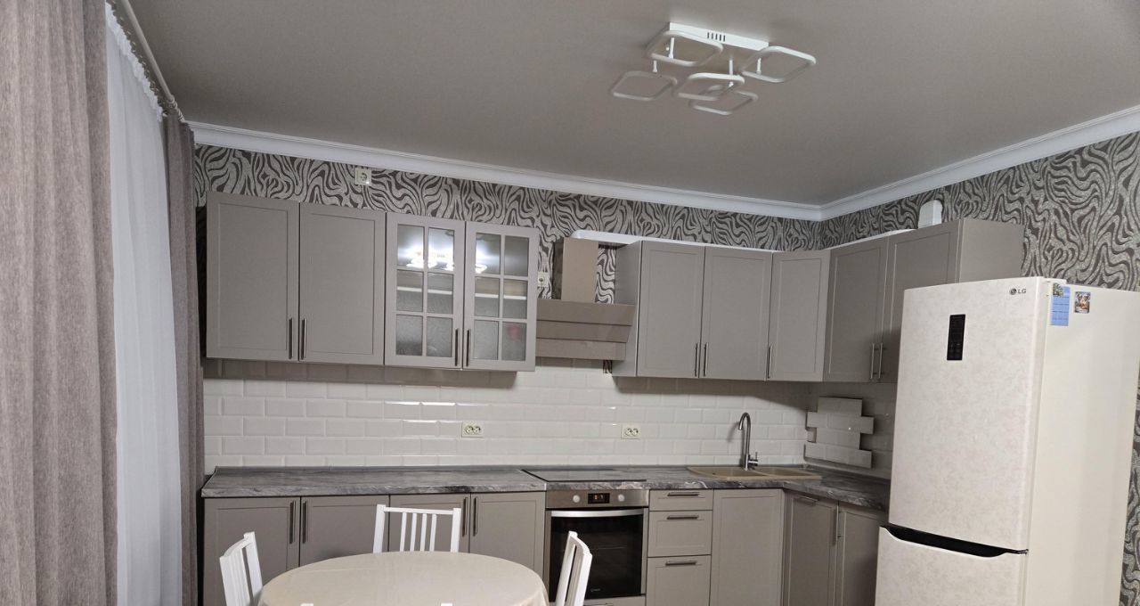 Сдаю 3х-комнатную квартиру на улица Харлампиева, 52к1, метро Филатов Луг, г. Москва