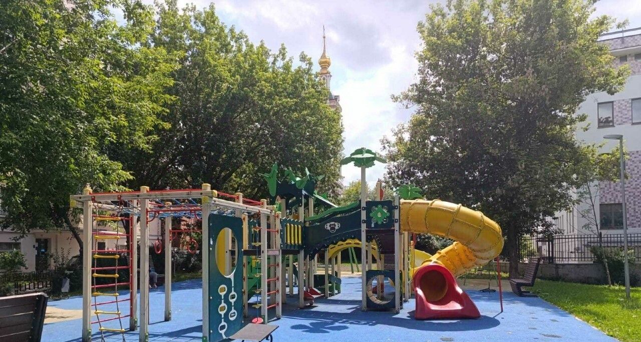 Сдаю трехкомнатную квартиру на Певческий переулок, 1/2С1, метро Китай-город, г. Москва