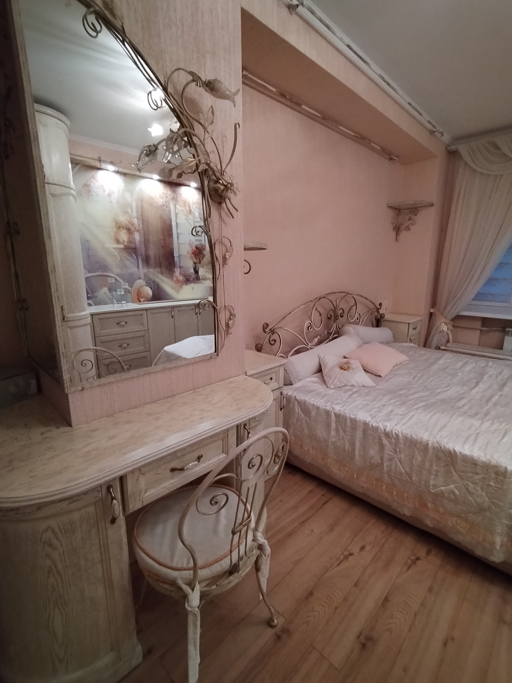 Сдам трехкомнатную квартиру на г Москва, Смоленский б-р, д 13 стр 8, метро Парк культуры, г. Москва