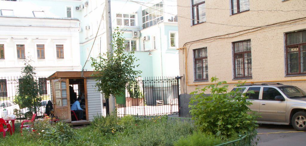 Снять 3-к квартиру на улица Плющиха, 43-47, метро Смоленская (Арбатско-Покровская линия), г. Москва