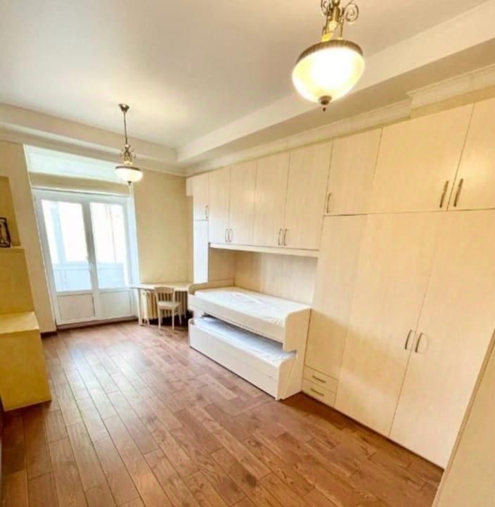 Сдается 4-комнатная квартира на Бережковская набережная, 12, метро Смоленская (Арбатско-Покровская линия), г. Москва