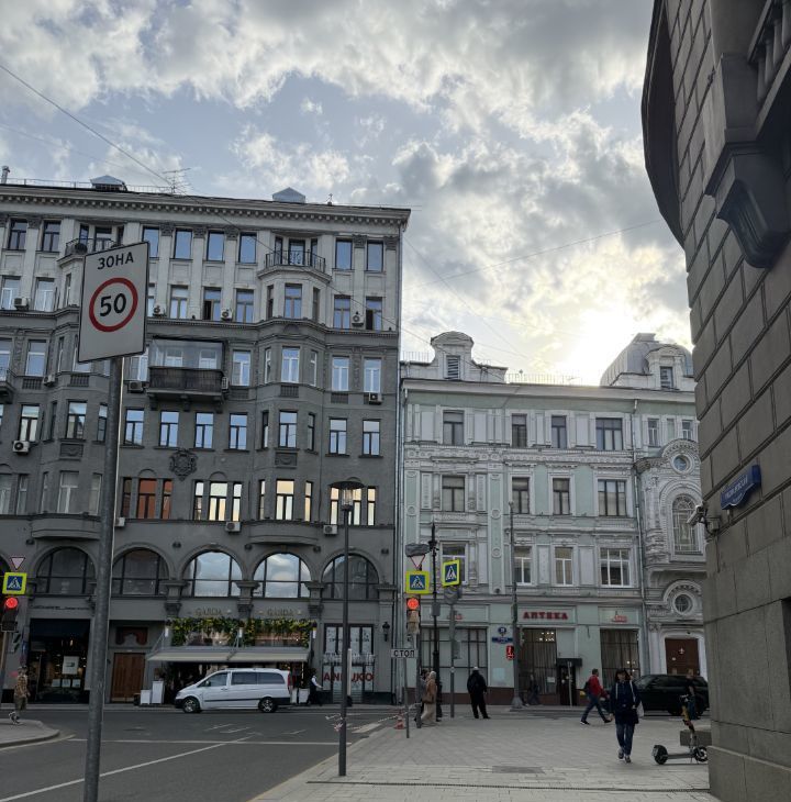 Снять 1-комнатную квартиру на улица Петровка, 19С1, метро Площадь Революции, г. Москва