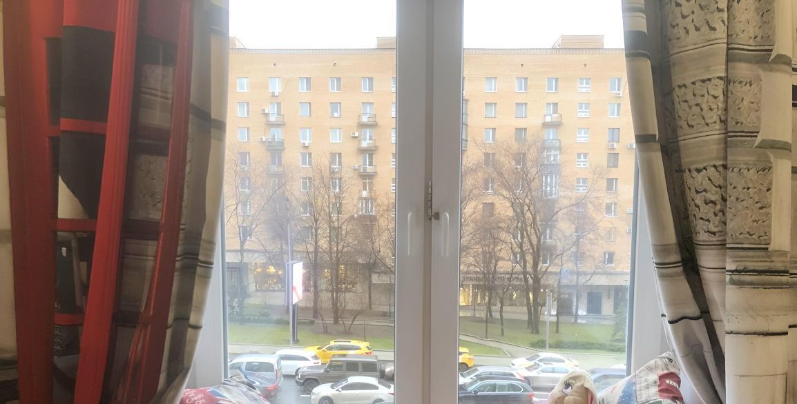 Сдается трехкомнатная квартира на Смоленская улица, 10, метро Смоленская (Арбатско-Покровская линия), г. Москва